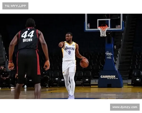 湖人逆转马刺夏联精彩战役 贝兹利27分13篮板克内克特砍下25分